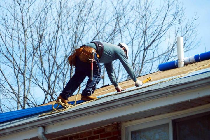 Des couvreurs-zingueurs habitués à travailler sur tous types de chantiers
